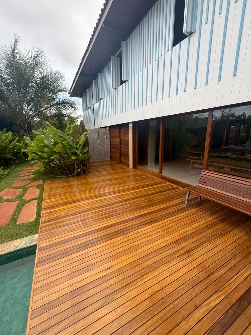 Deck de madeira integrado à piscina no Litoral Norte da Bahia, IA Madeiras